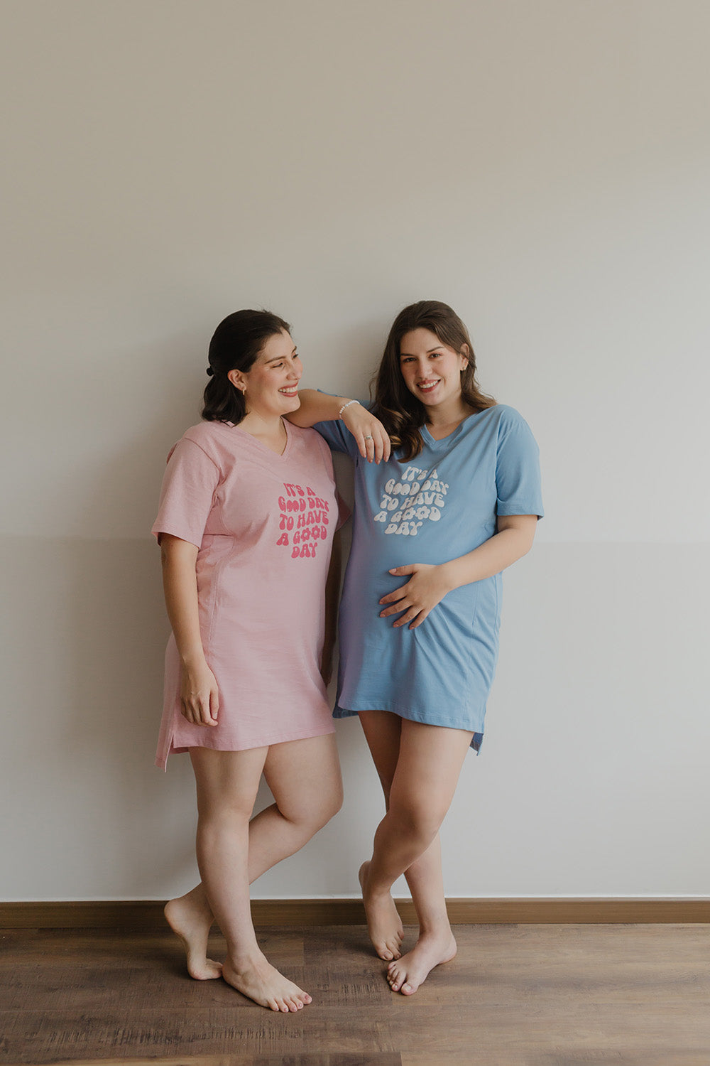 Dos mujeres embarazadas utilizando maxi polos, uno es de color rosa y el otro color acero.