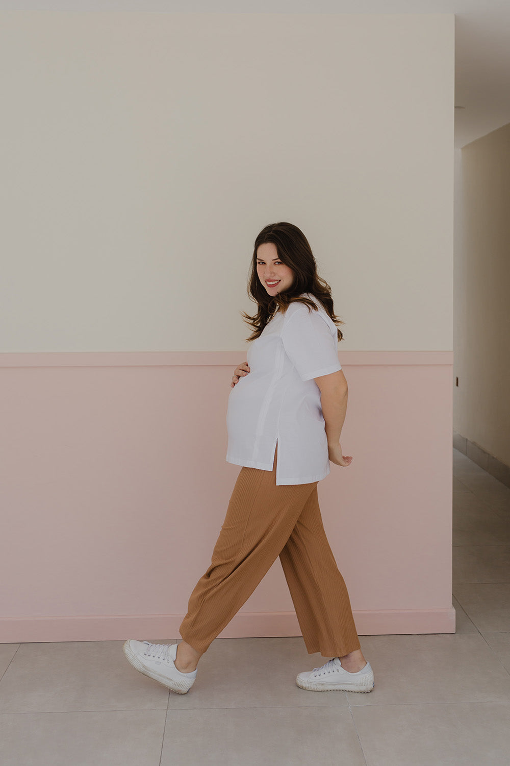 Mujer embarazada usando un pantalón palazzo color dark camel.