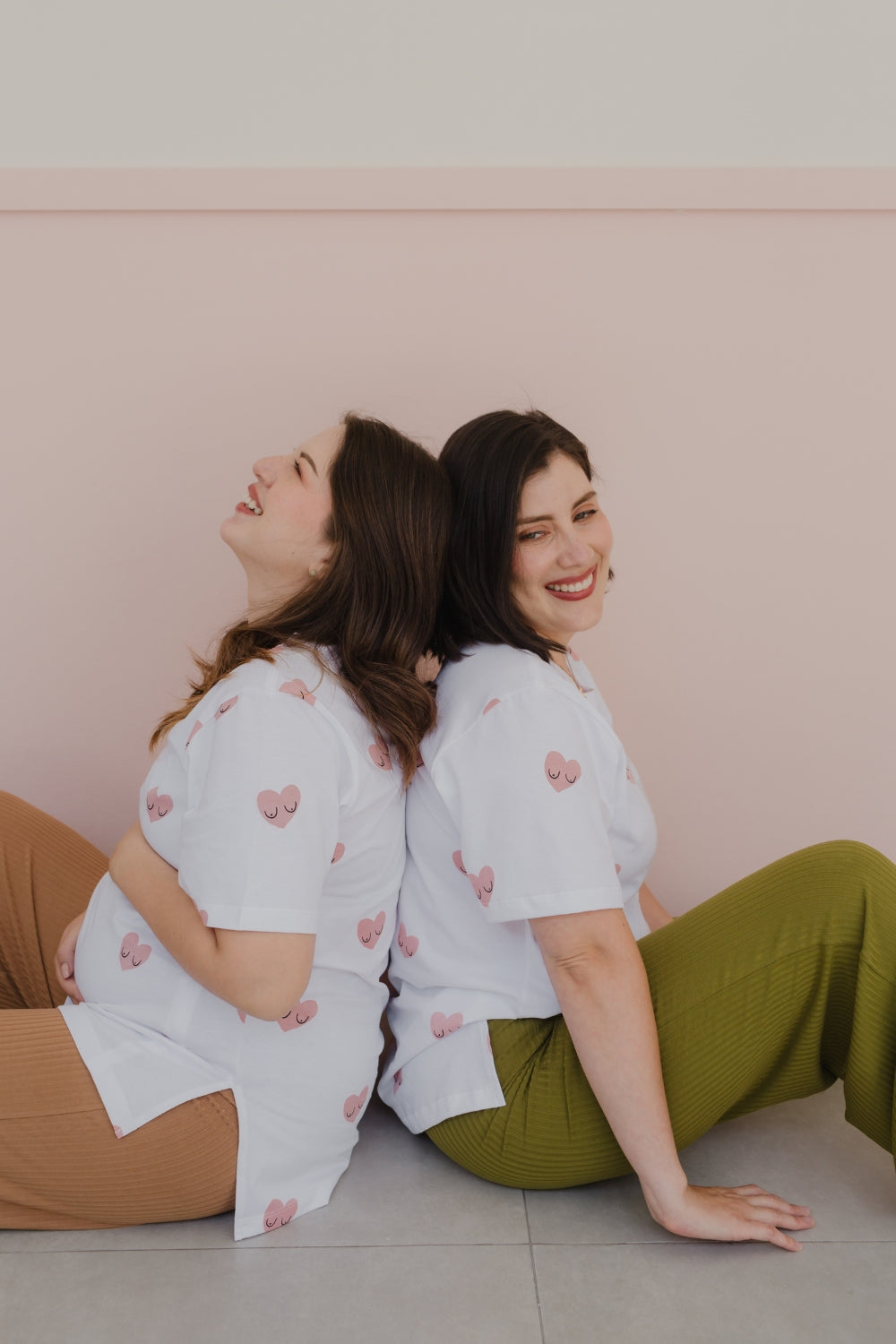 Mujeres usando un polo largo de manga corta, en color blanco con estampado de corazones