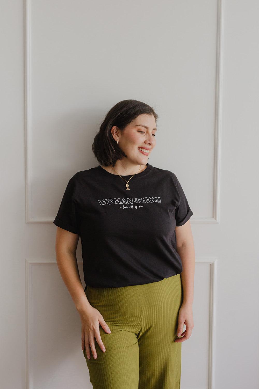Mujer usando un polo negro.