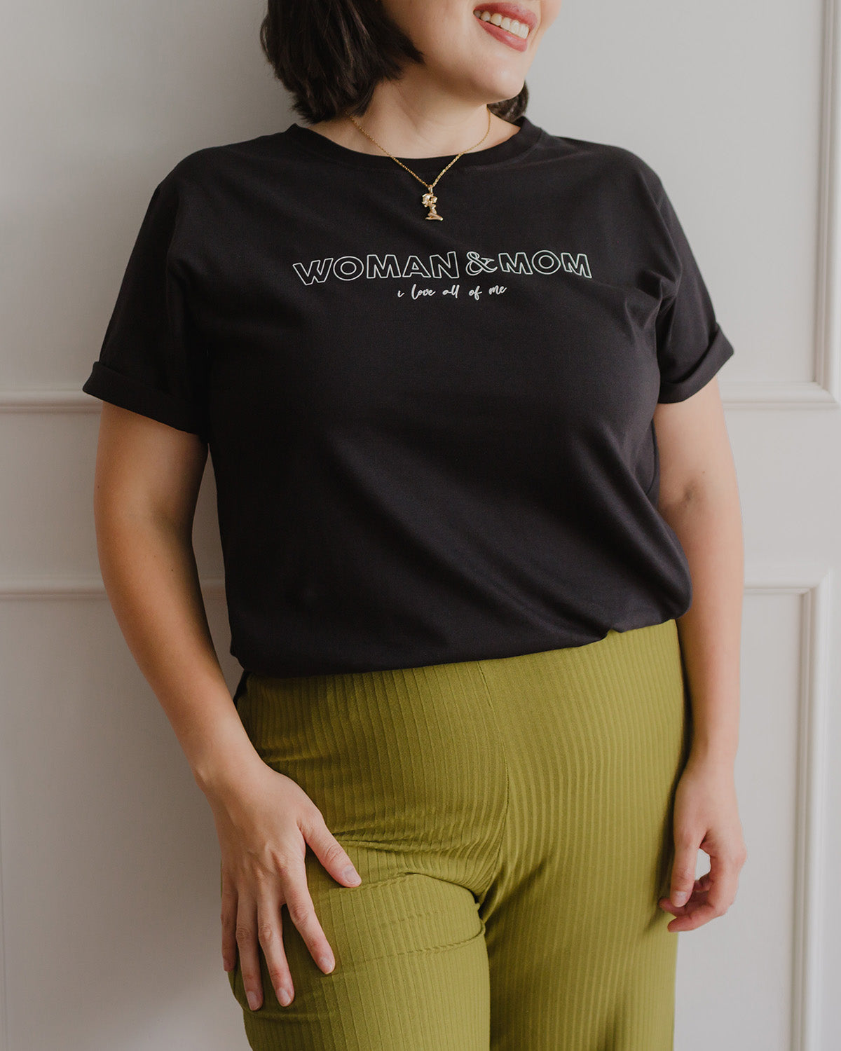 Mujer usando un polo negro.