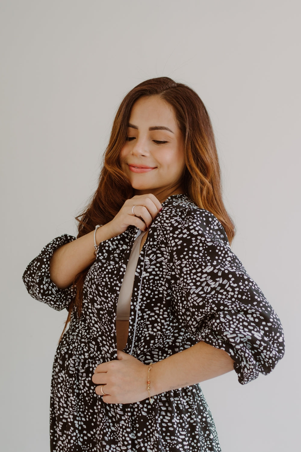 Mujer embarazada usando un vestido de manga larga estampado en color Negro.