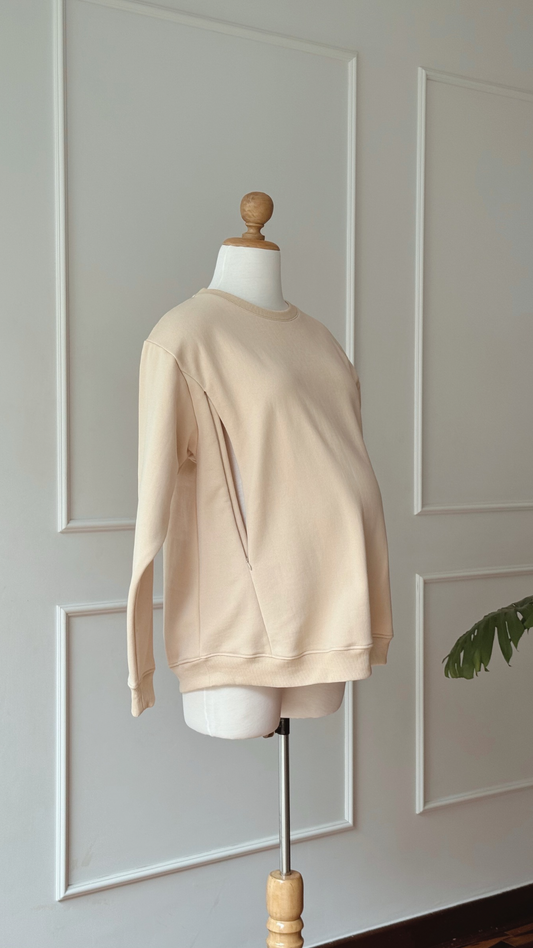 Polera color beige sobre un maniquí. 
