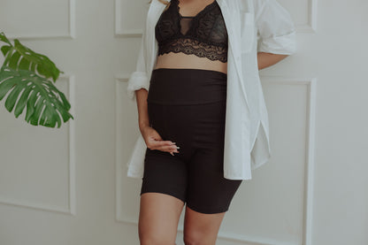 Mujer embarazada usando un biker short color negro.
