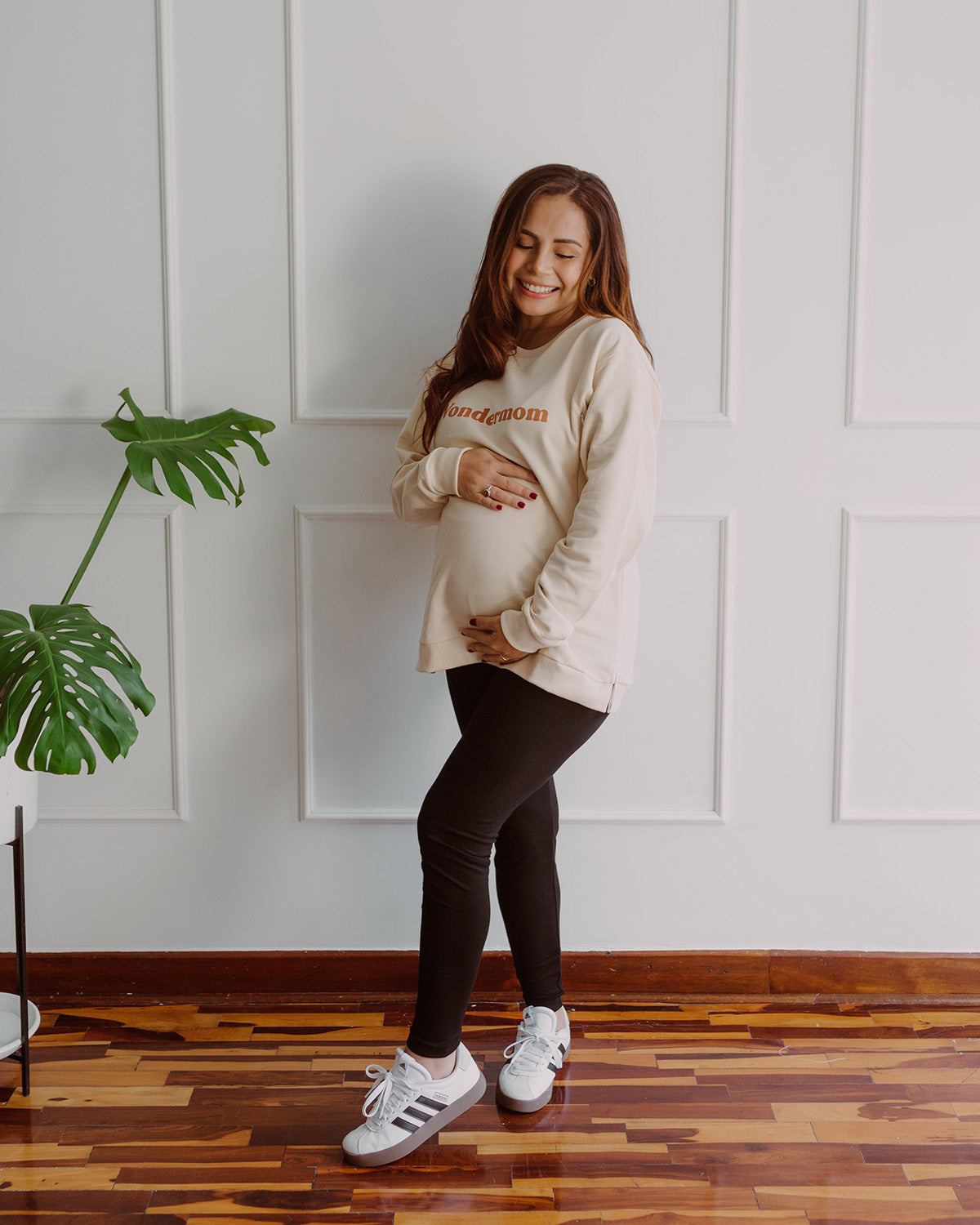 Mujer embarazada usando unos leggins color negro.