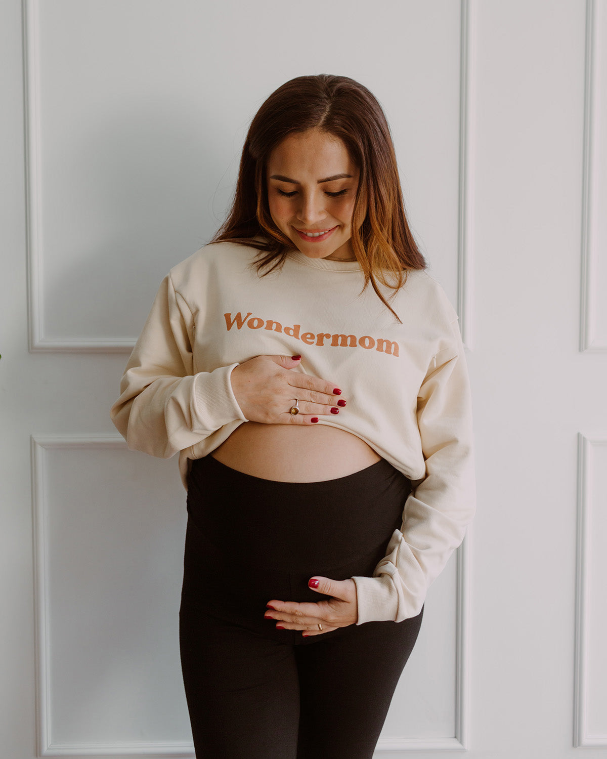 Mujer embarazada usando unos leggins color negro.