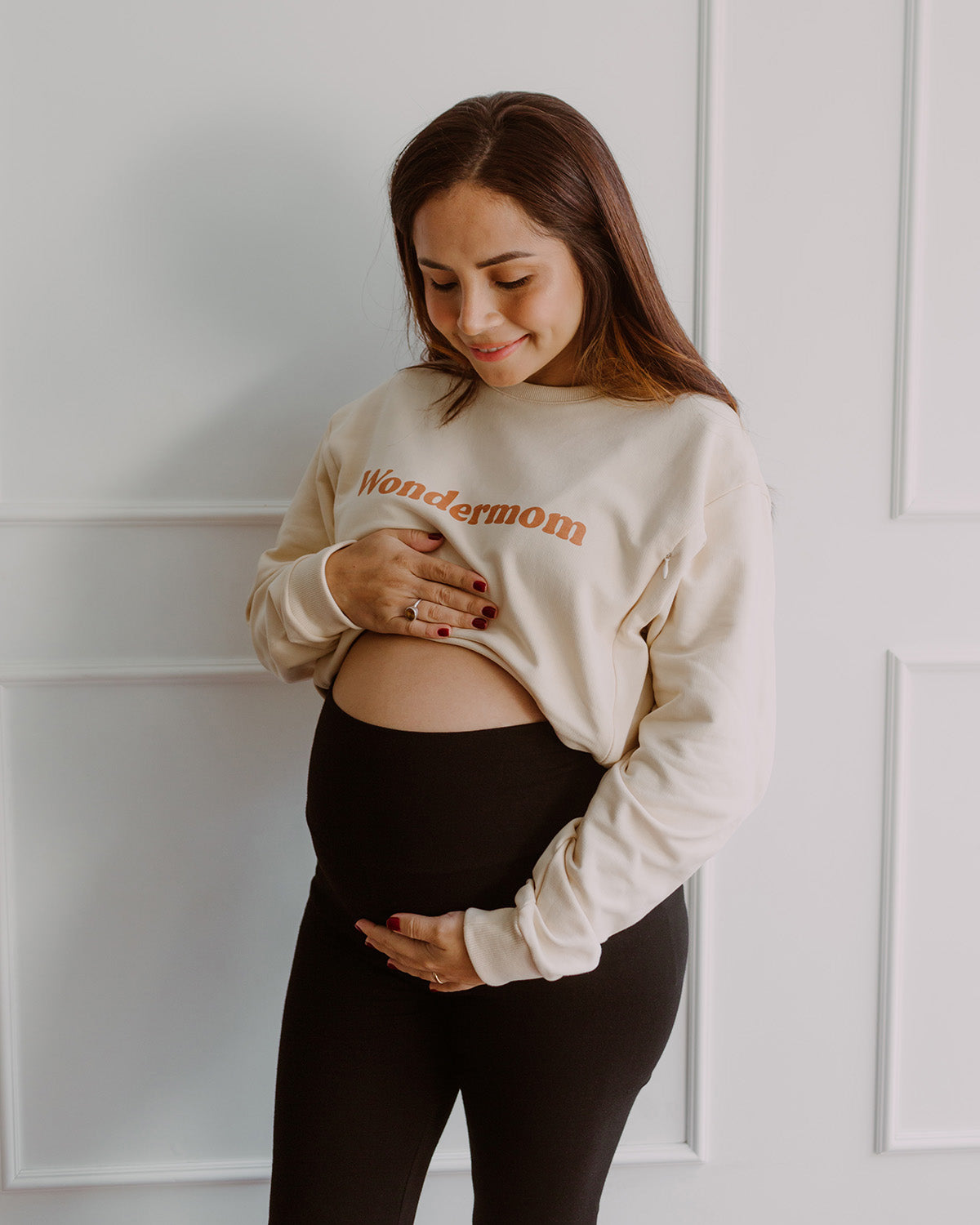 Mujer embarazada usando unos leggins color negro.