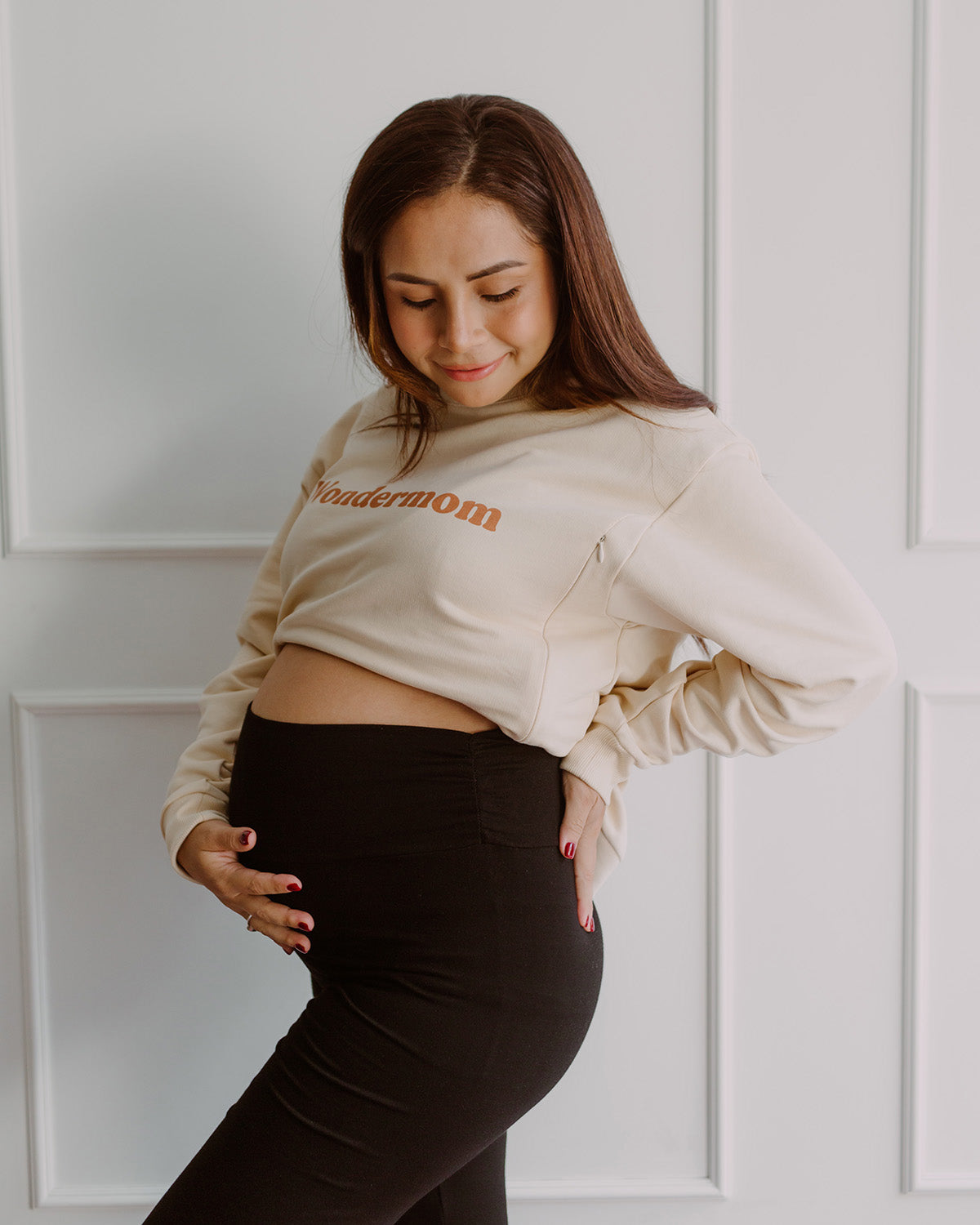 Mujer embarazada usando unos leggins color negro.