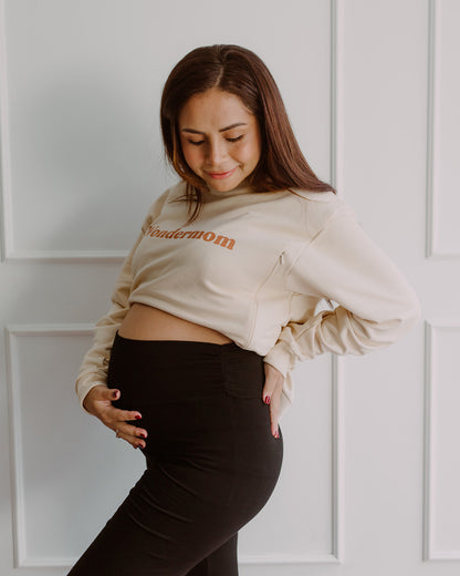 Mujer embarazada usando unos leggins color negro.