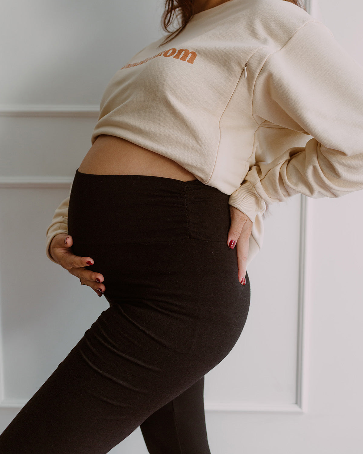 Mujer embarazada usando unos leggins color negro.