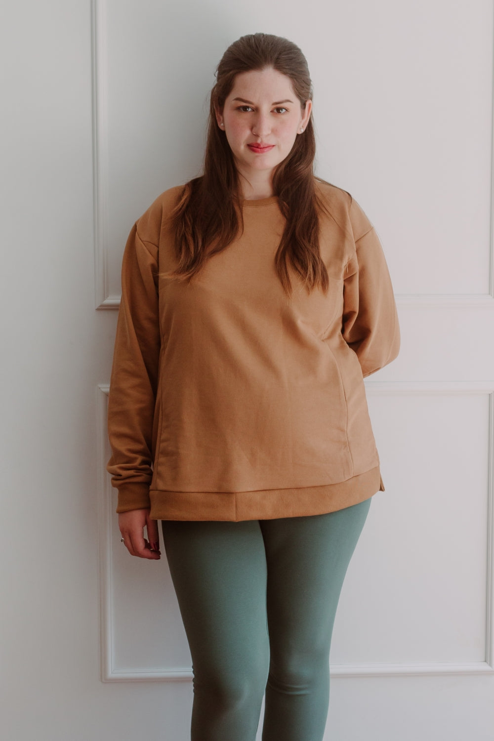 Mujer embarazada usando unos leggins en color dark green.