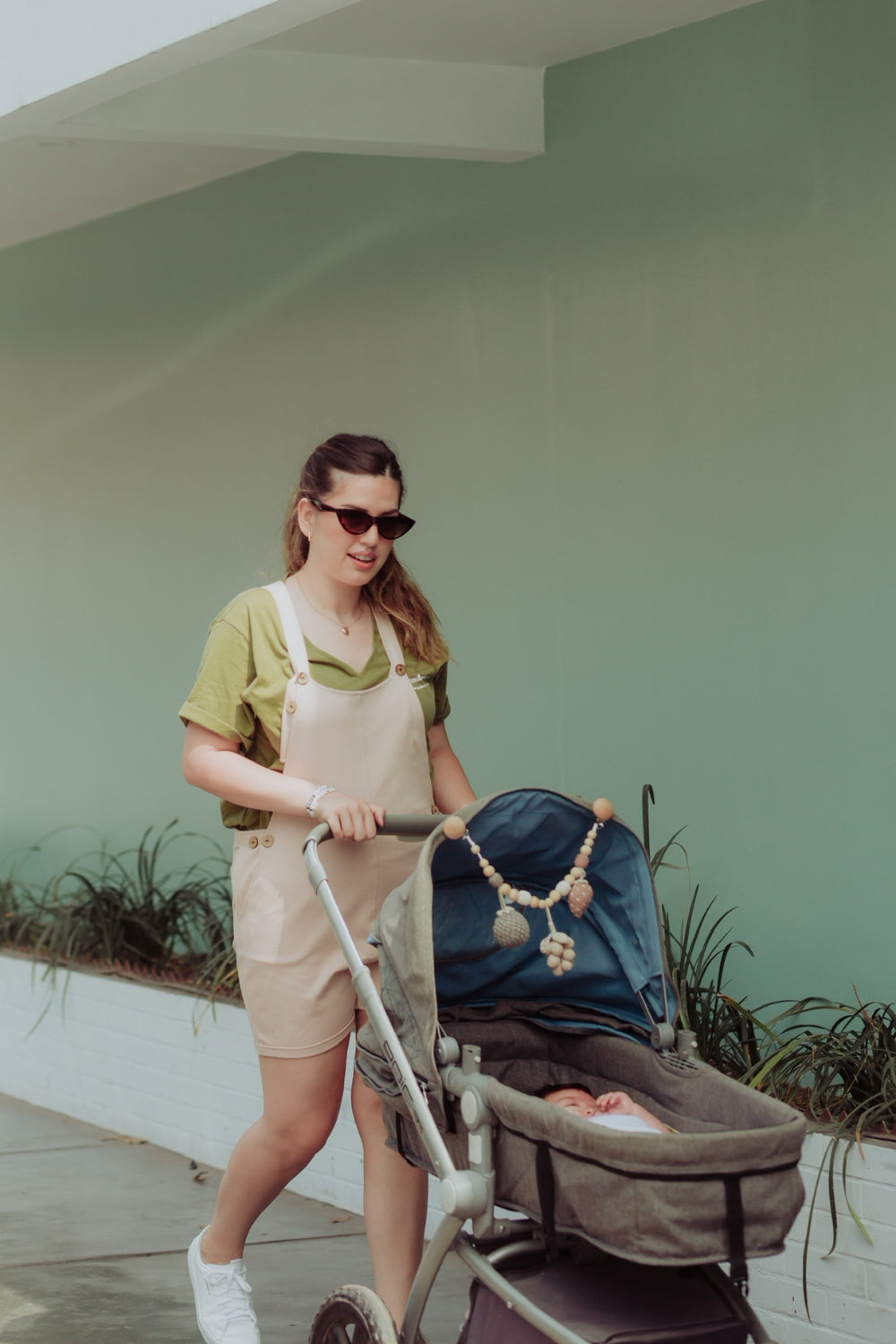 Mujer usando un overol short en color beige.