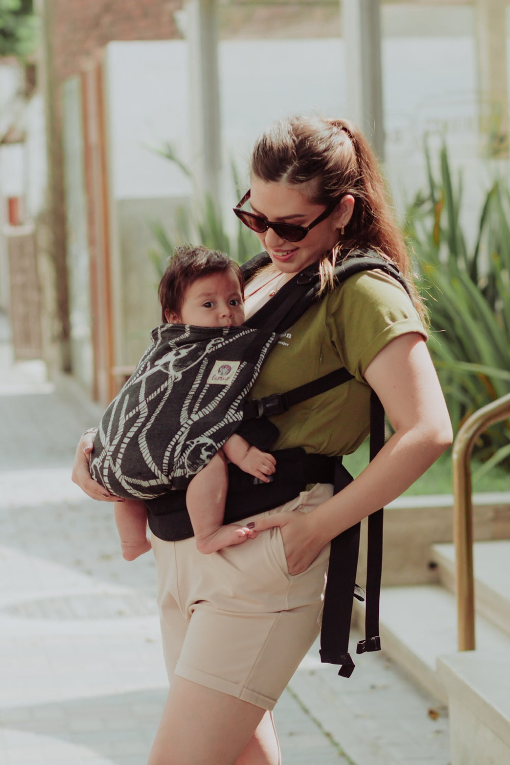 Mujer usando un overol short en color beige.