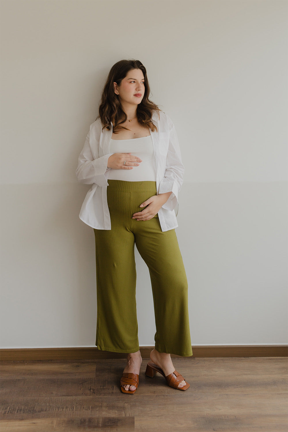 Mujer embarazada con un pantalón palazzo color cactus.