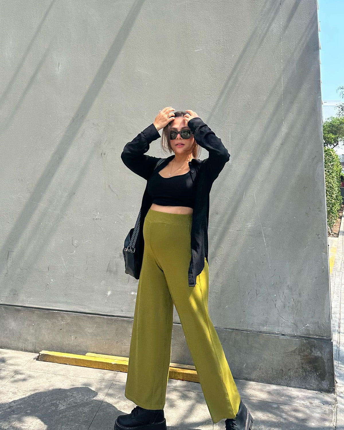 Mujer embarazada con un pantalón palazzo color cactus.