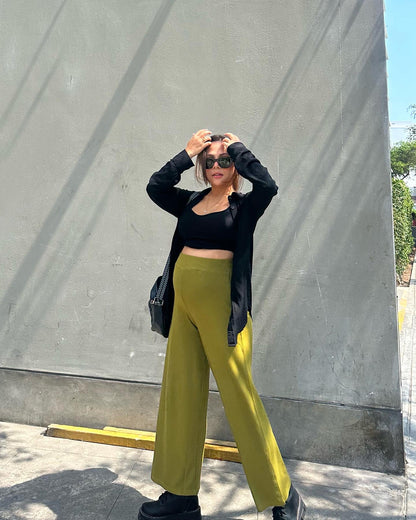 Mujer embarazada con un pantalón palazzo color cactus.