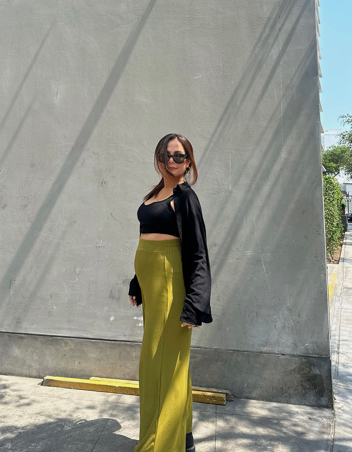 Mujer embarazada con un pantalón palazzo color cactus.