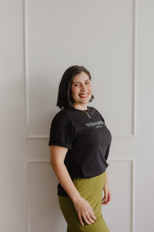 Mujer usando un polo negro.