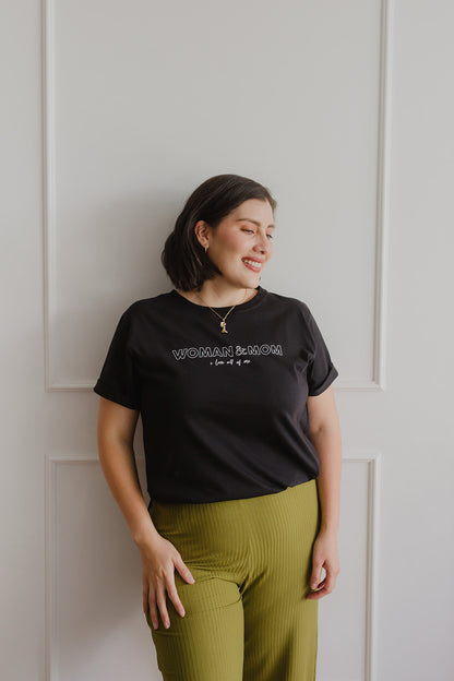 Mujer usando un polo negro.