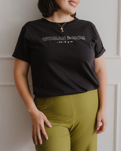 Mujer usando un polo negro.